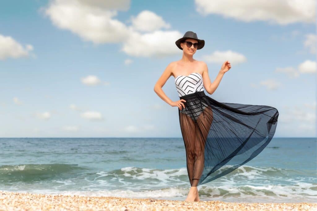 accessoiriser son maillot de bain pour un look complet et élégant à la plage