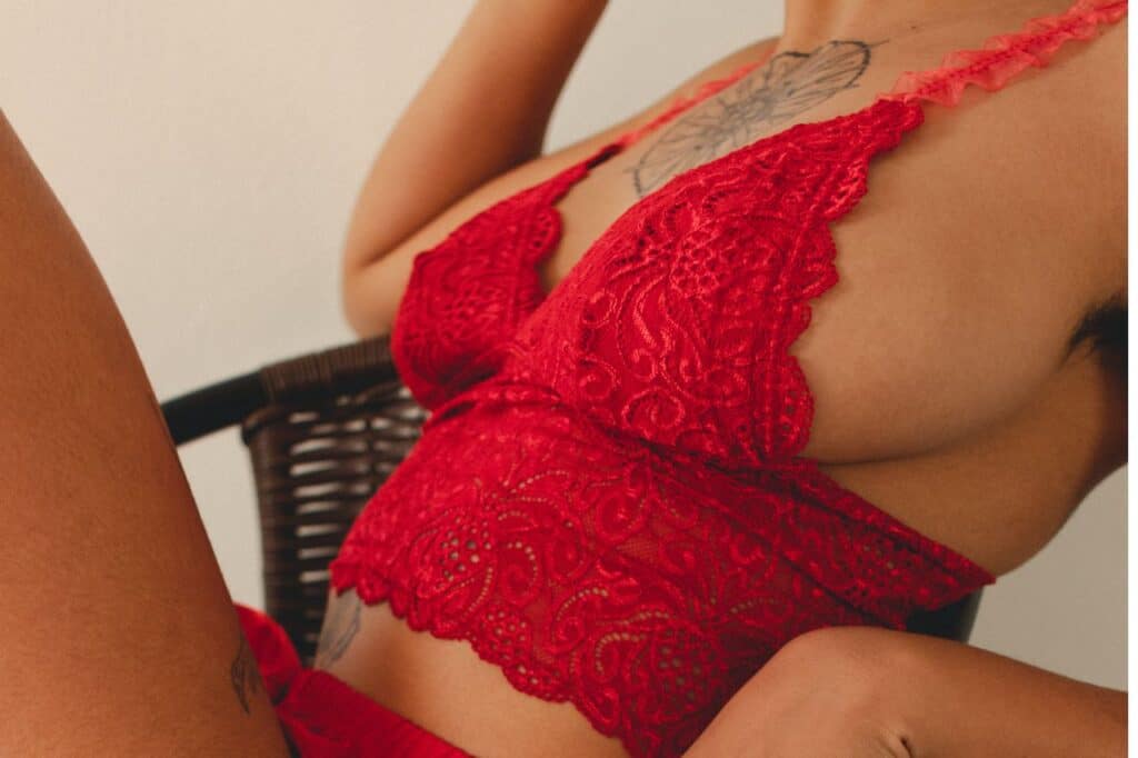 femme portant une bralette rouge sexy