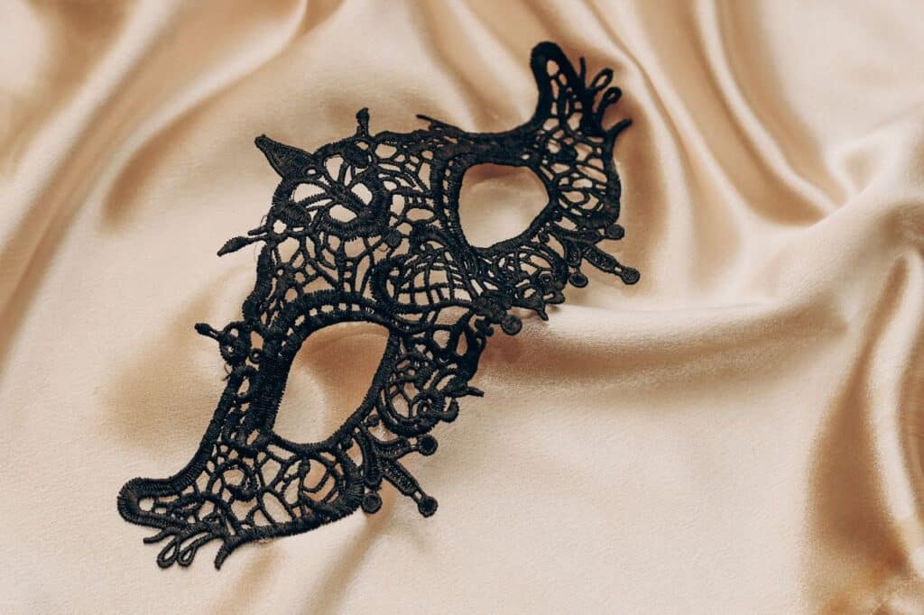 masque sexy pour accompagner une tenue de lingerie pour une soirée hot