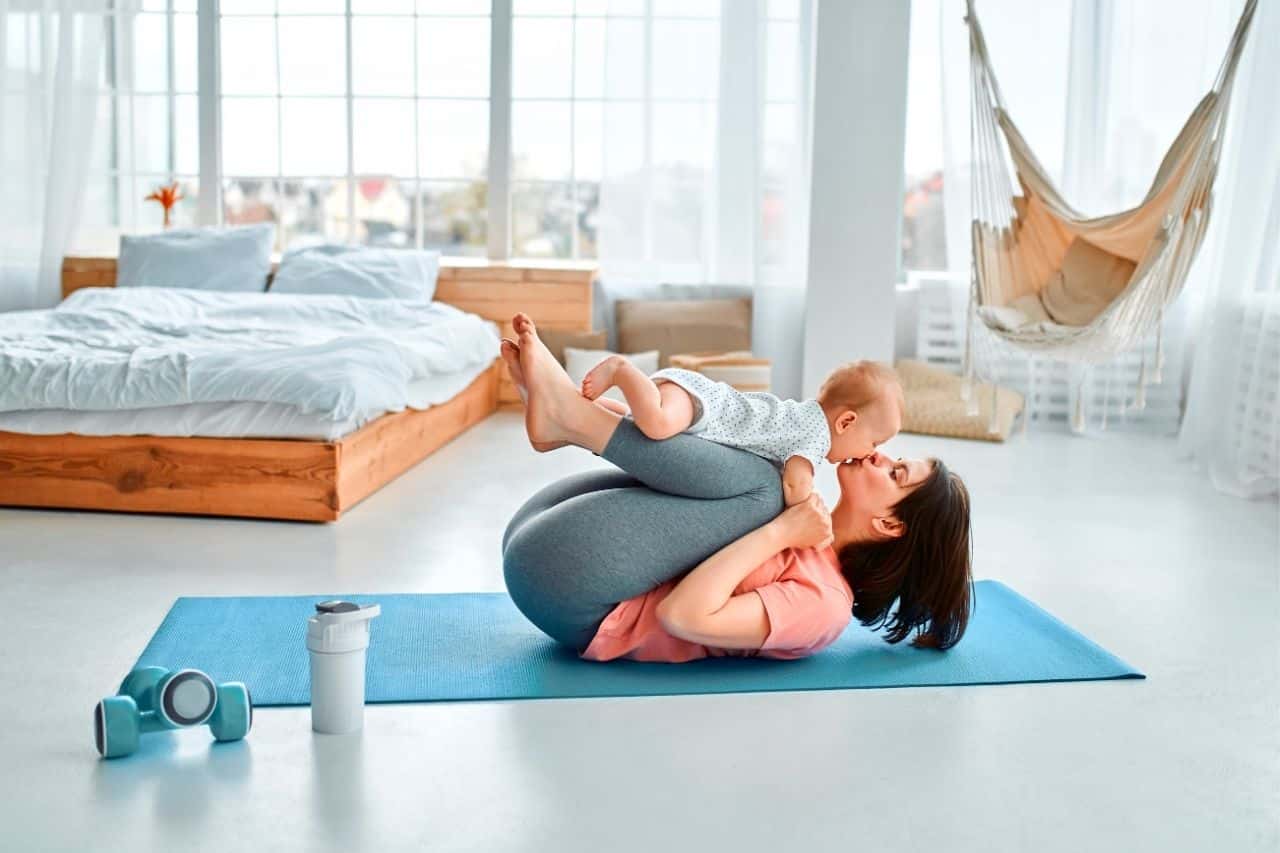 mère et bébé faisant du yoga