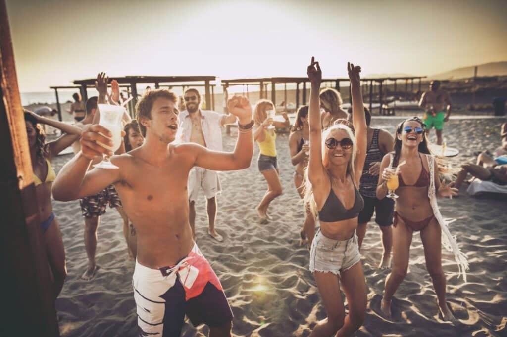 où porter un micro bikini sans faux pas