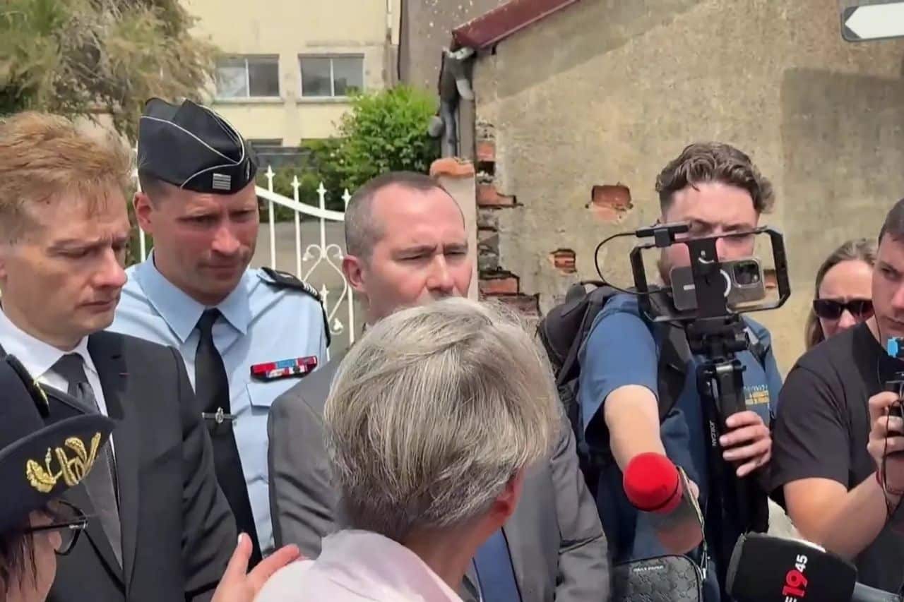 une surveillante mortellement poignardée par un élève devant un collège à nogent