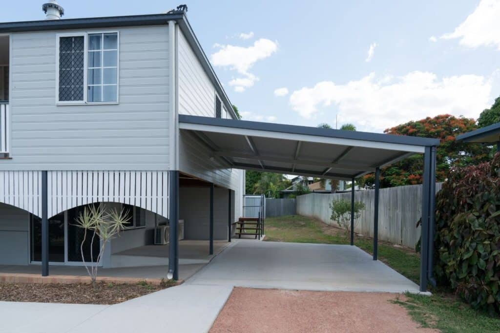 carport adossé à une maison rénovée