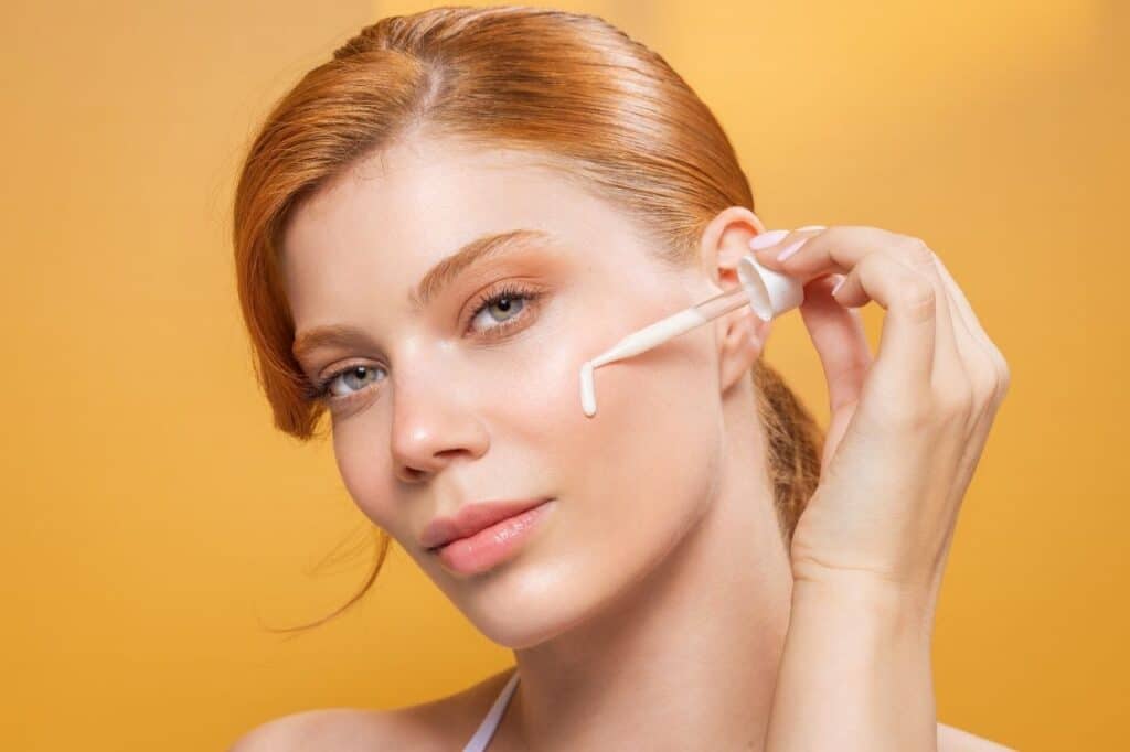 femme appliquant un soin de luxe dans un moment sensoriel apaisant