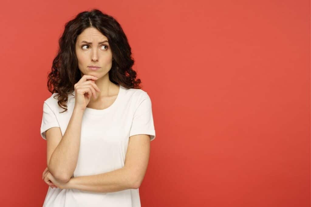 femme qui se demande pourquoi son ex ne regarde plus ses story