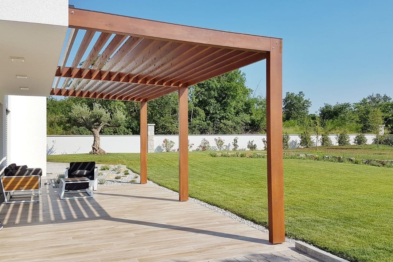 pergola, carport, véranda les extensions extérieures qui ont la cote dans le sud