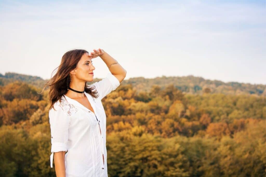 femme qui va de l'avant après une rupture