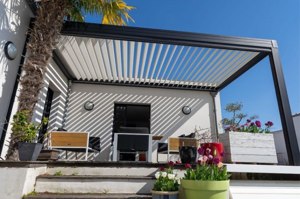 pergola bioclimatique adossée à la batisse