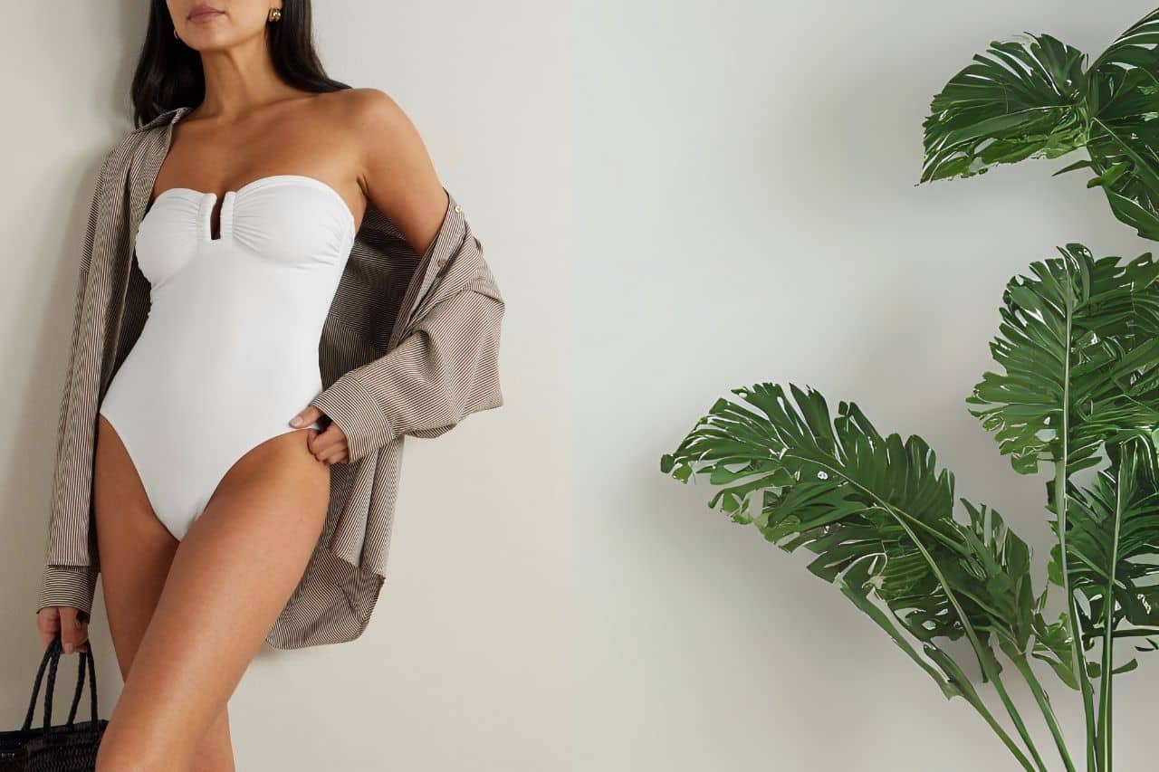 le maillot une pièce bustier élégance intemporelle sur la plage