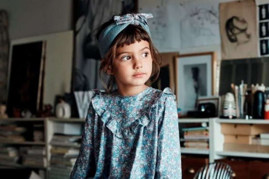 petite fille habillée avec des vêtements lola palacios