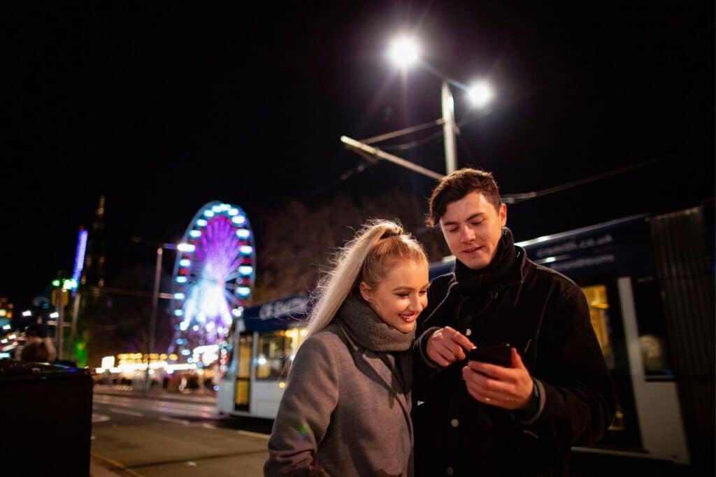 couple profitant d'un city break