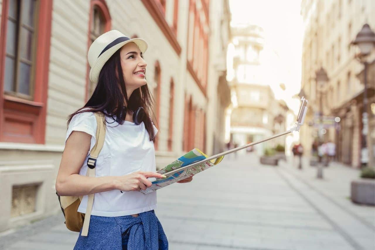 femme réalisant un city break de 3 jours