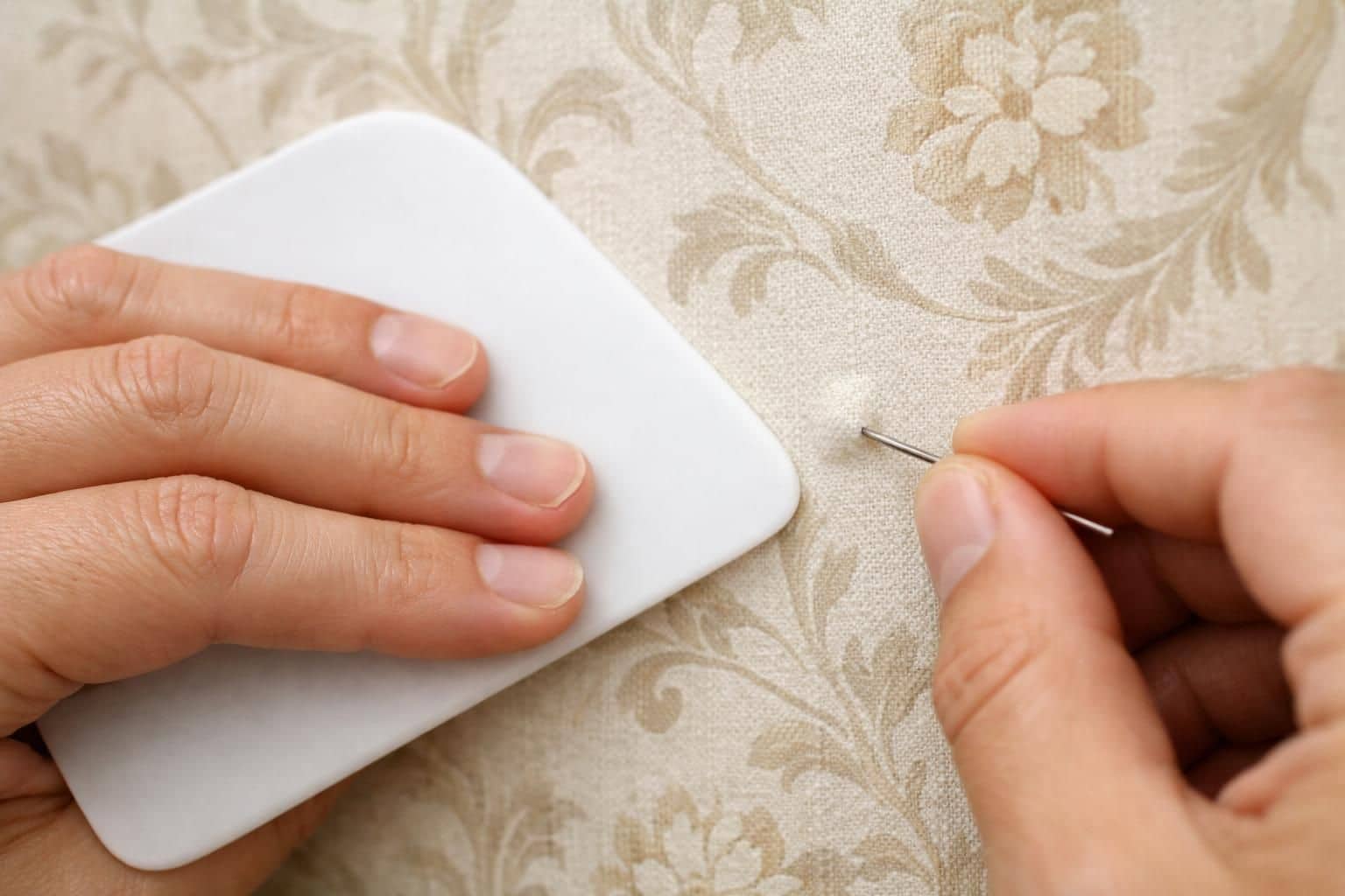 découvrez nos astuces simples et efficaces pour poser du papier peint facilement sans bulles. suivez notre guide étape par étape pour un résultat parfait et professionnel.