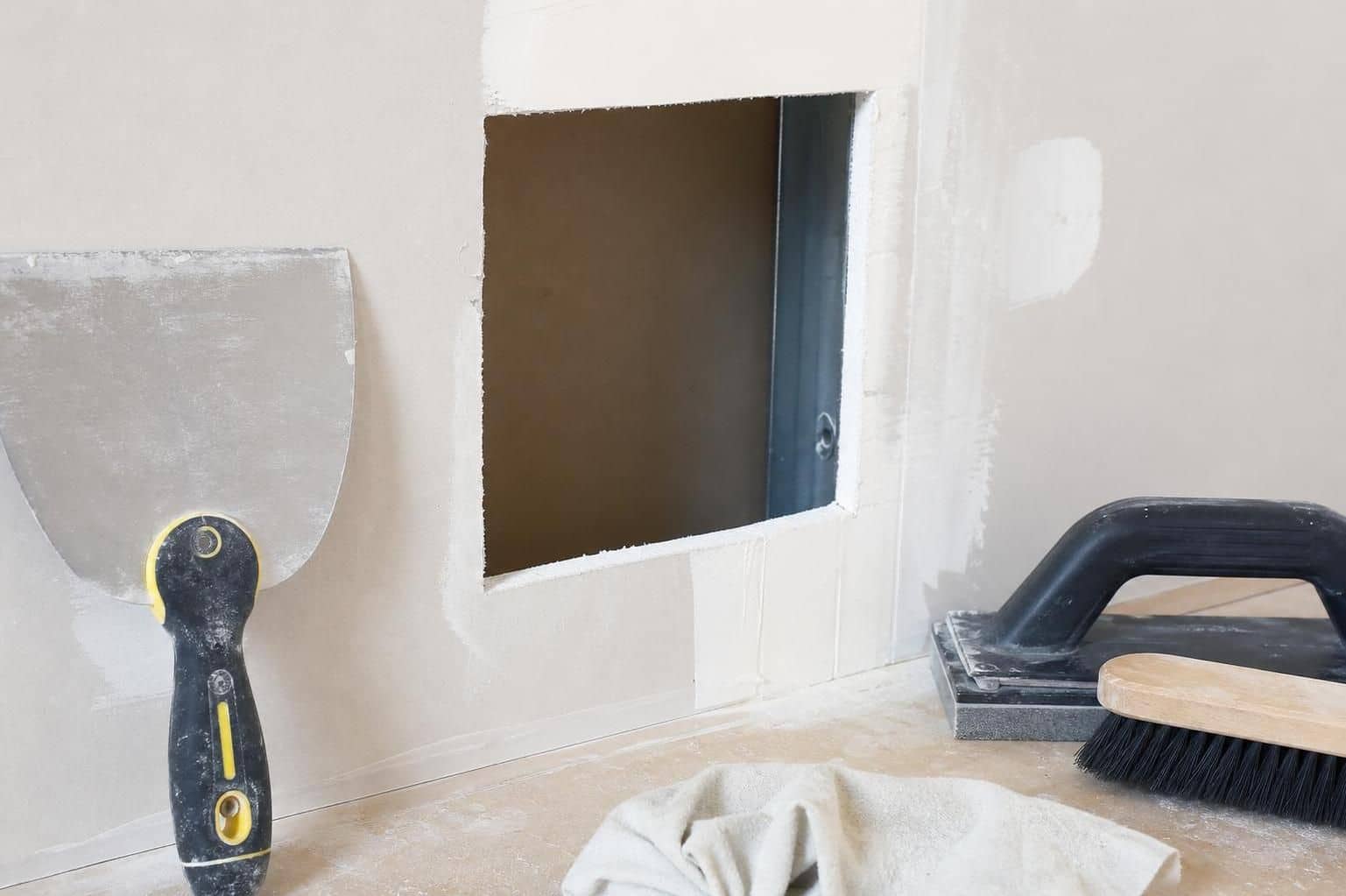découvrez des techniques simples et efficaces pour réparer un trou dans un mur rapidement et facilement, même sans expérience en bricolage.