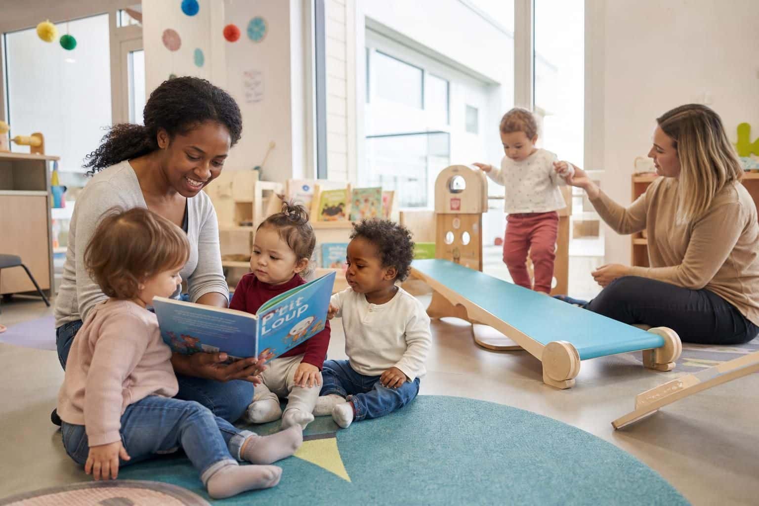 découvrez les avantages et inconvénients de choisir une nounou ou une crèche pour la garde de votre enfant afin de prendre la meilleure décision pour votre famille.