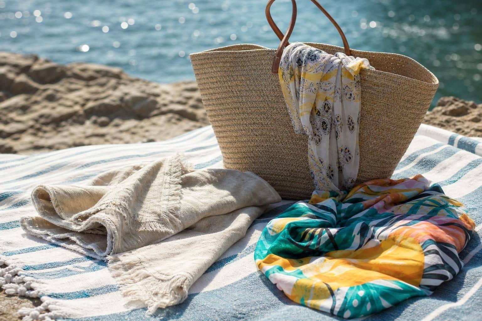 découvrez les accessoires indispensables pour compléter parfaitement votre tenue de plage et allier style et confort cet été.
