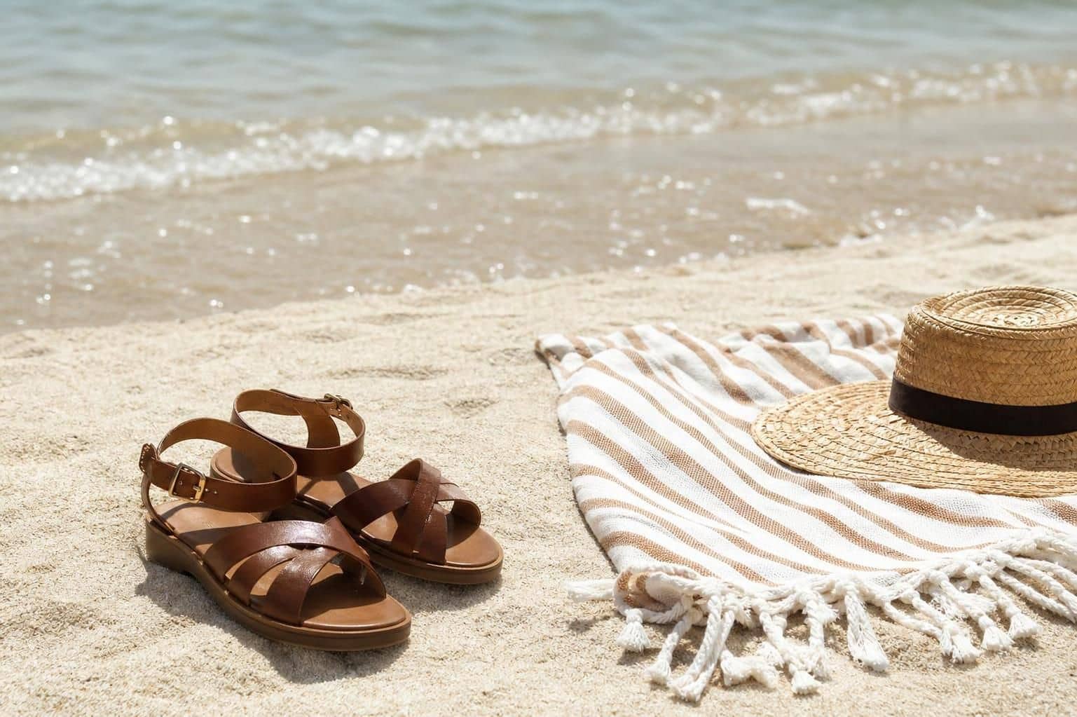 découvrez les accessoires indispensables pour parfaire votre tenue de plage et profiter pleinement de vos journées ensoleillées avec style et confort.