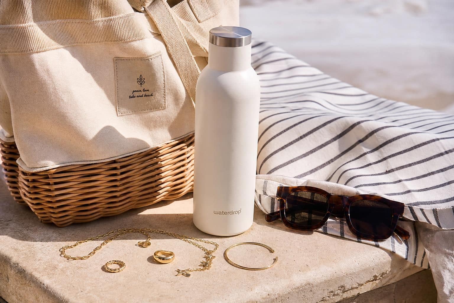 découvrez les accessoires indispensables pour parfaire votre tenue de plage et profiter pleinement de vos journées ensoleillées avec style et confort.
