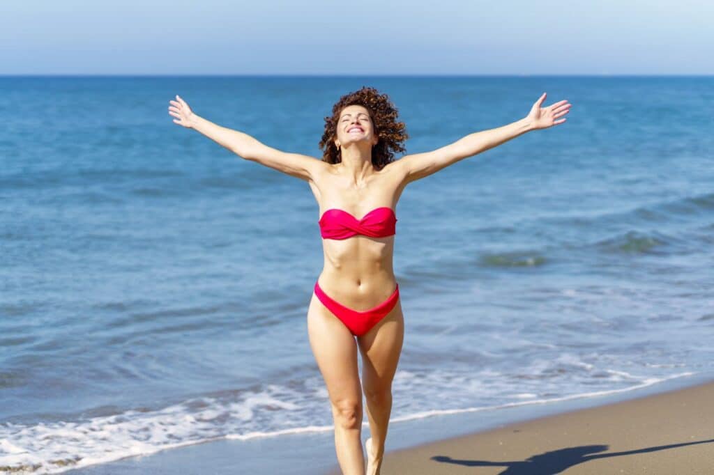 femme en bikini bandeau à la page