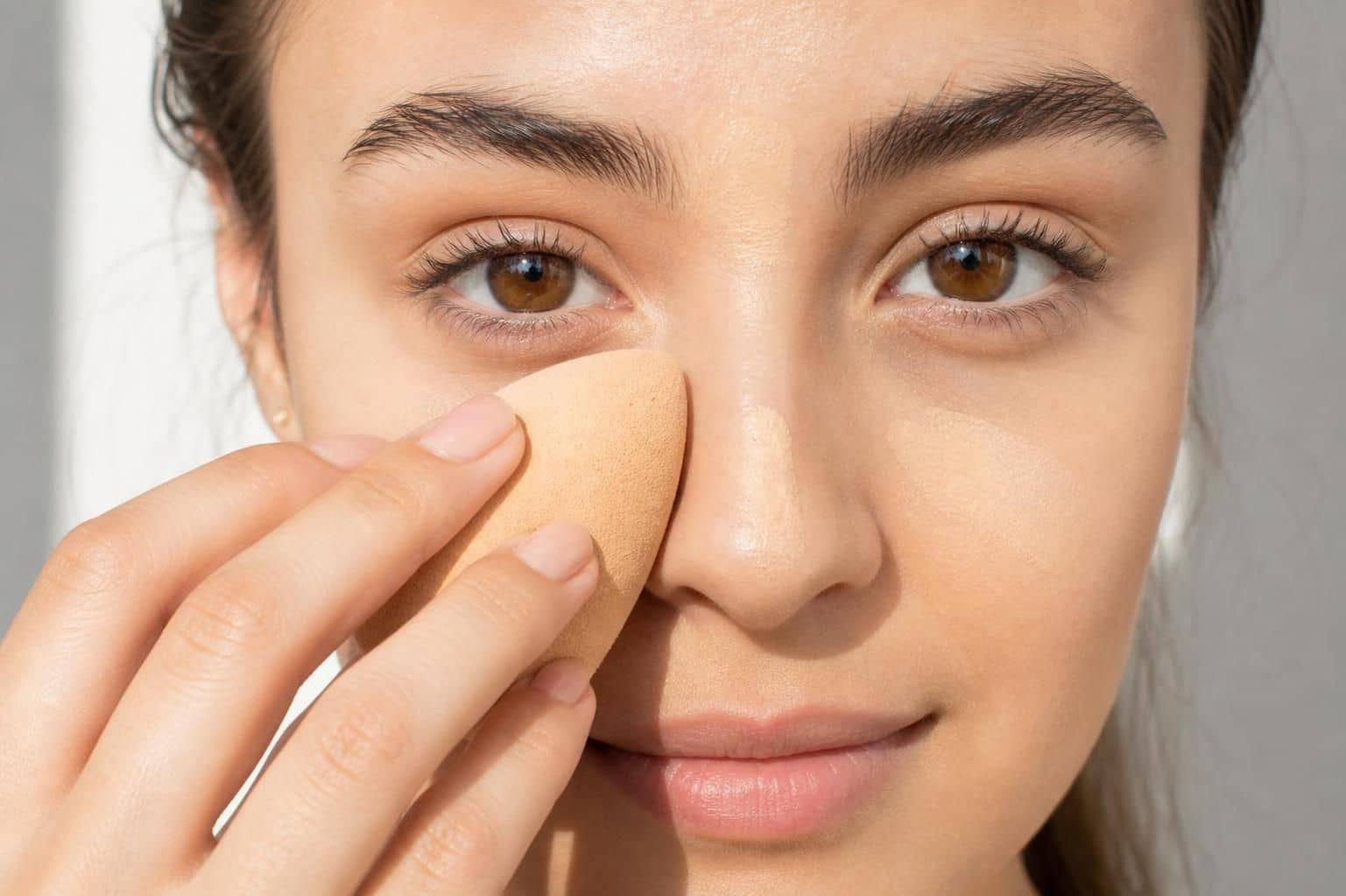 découvrez les astuces simples et efficaces pour appliquer votre fond de teint et obtenir un fini naturel et lumineux qui sublime votre peau au quotidien.