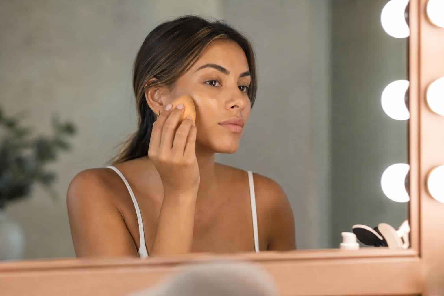 découvrez nos astuces pour appliquer votre fond de teint parfaitement et obtenir un rendu naturel, lumineux et uniforme en quelques étapes simples.