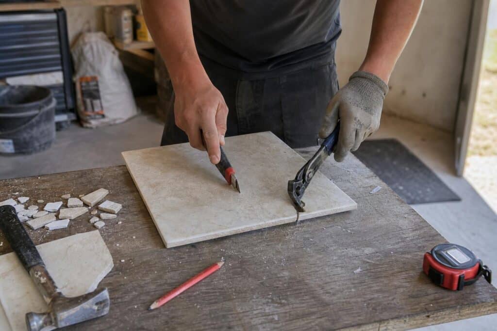 découvrez des astuces simples pour couper du carrelage facilement sans utiliser de matériel professionnel et réalisez vos travaux de rénovation à petit prix.