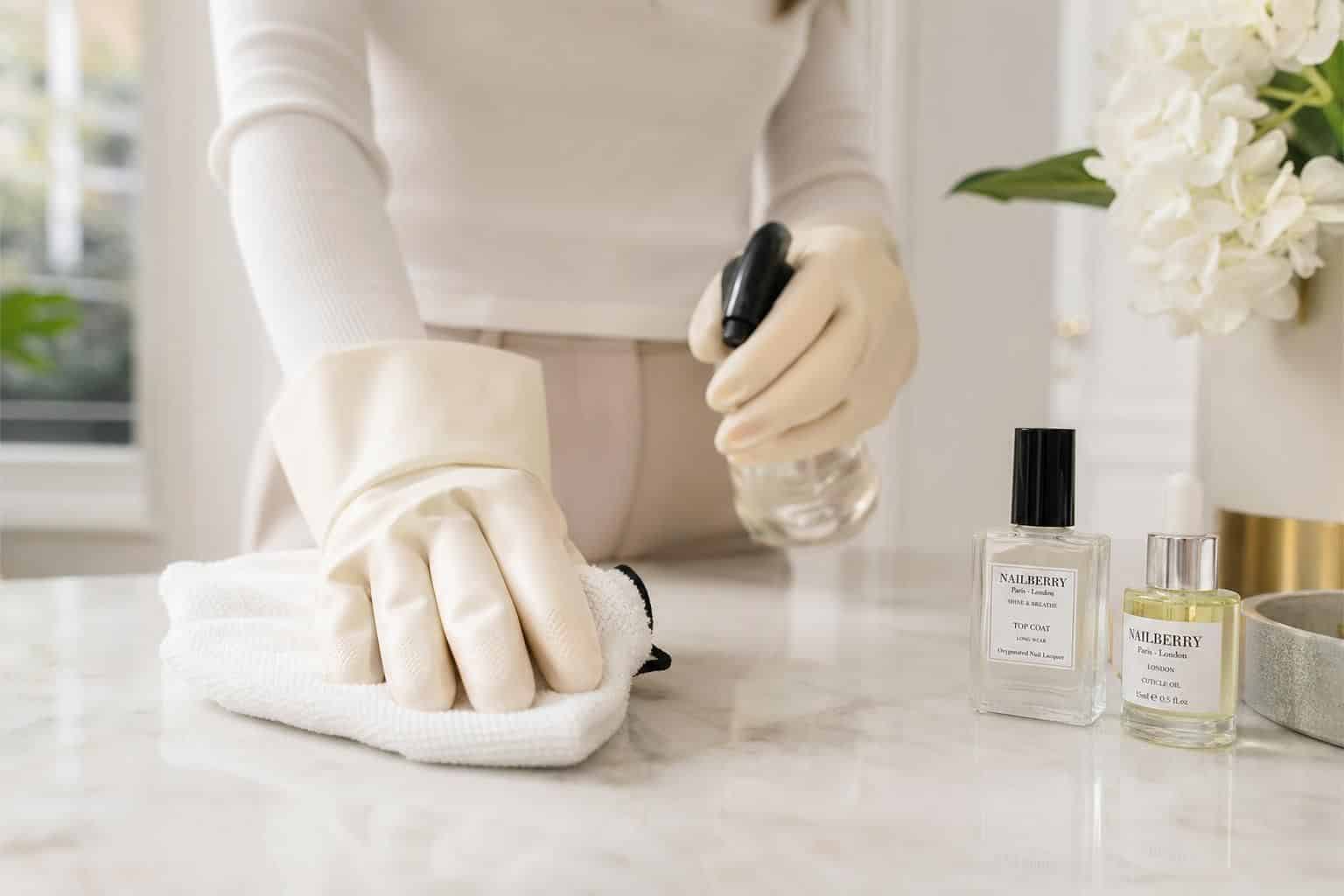 découvrez des astuces efficaces pour faire tenir votre vernis à ongles plus longtemps et garder une manucure impeccable jour après jour.