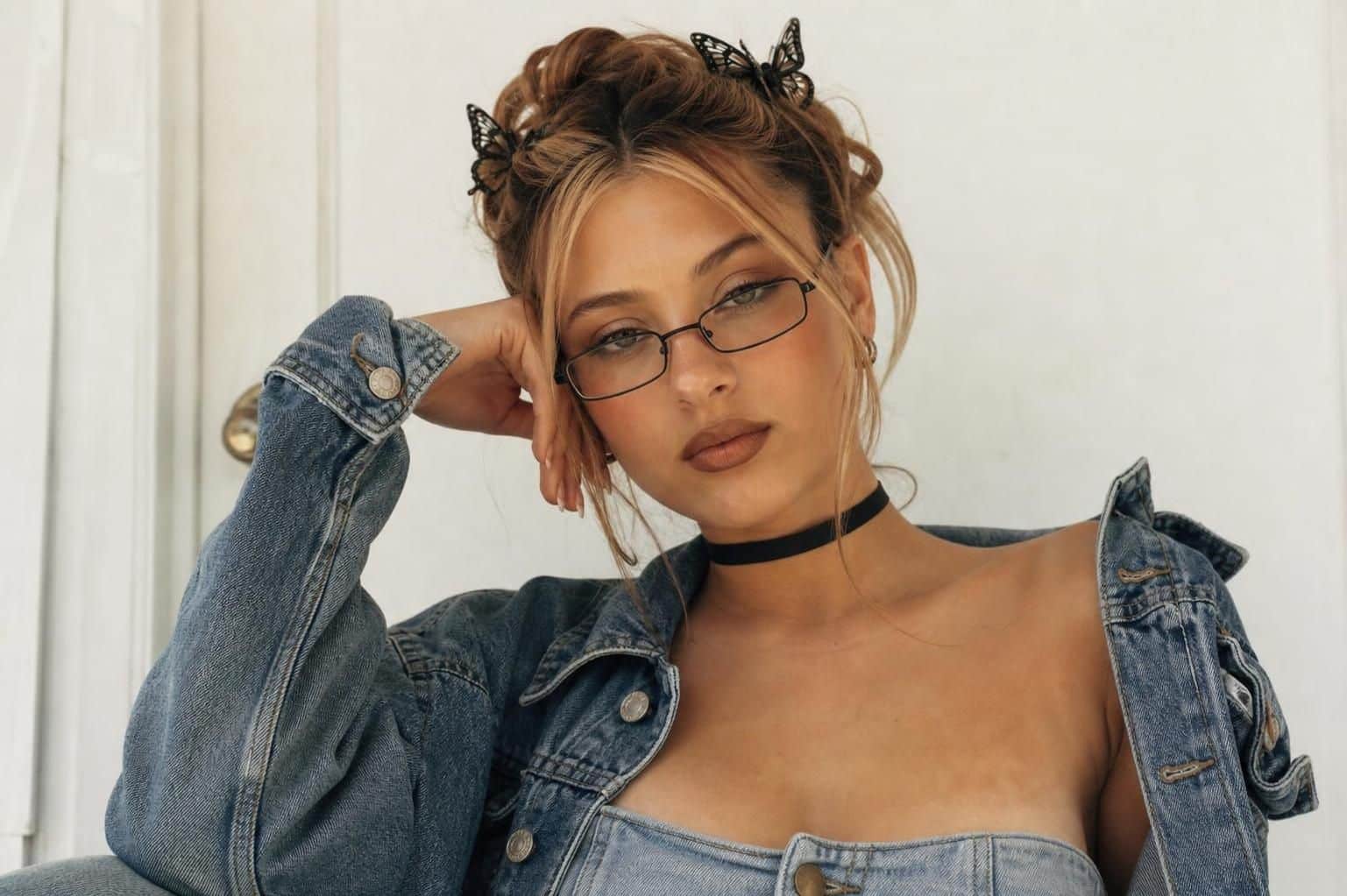 découvrez comment adopter la tendance mode femme des années 90 avec style et modernité. conseils, pièces incontournables et astuces pour un look rétro réussi.