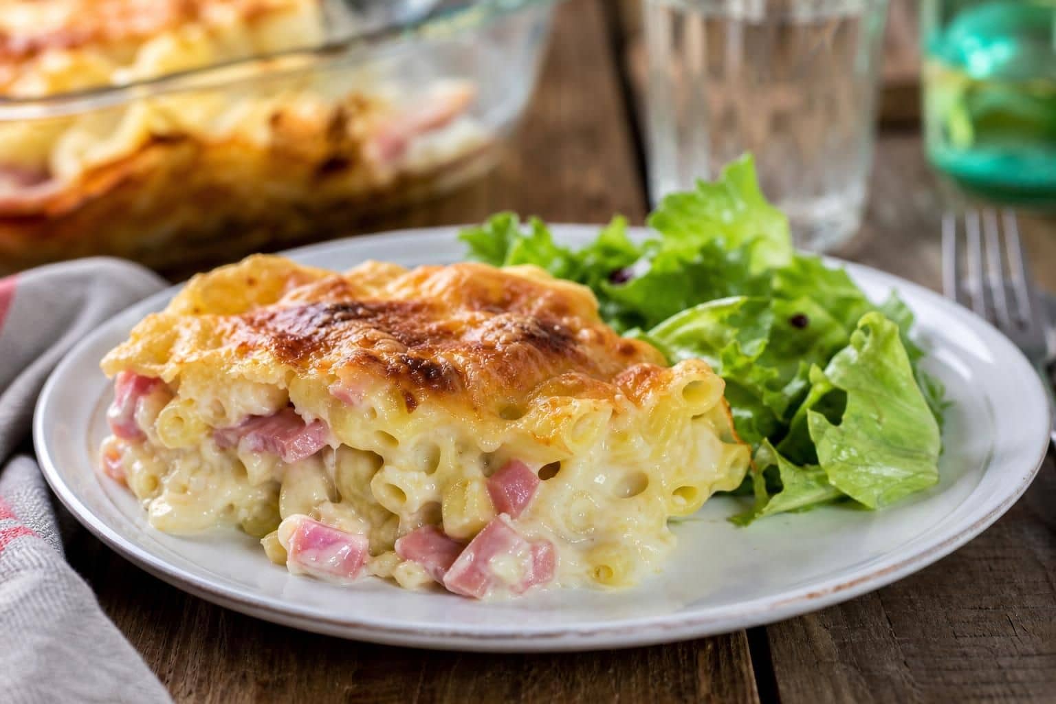 découvrez une délicieuse recette de gratin de pâtes au jambon et au fromage, facile à préparer et parfaite pour un repas convivial et gourmand.